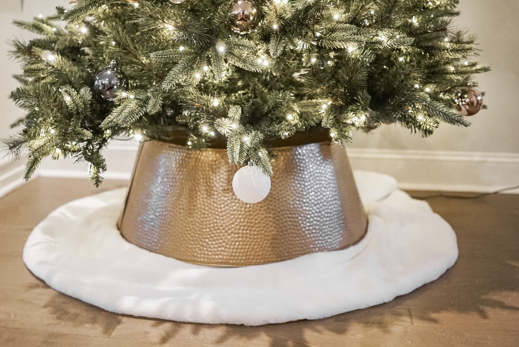 CHRISTMAS TREE COLLAR HACK: HOW TO MAKE YOUR TREE COLLAR TOUCH THE BOTTOM OF YOUR TREE