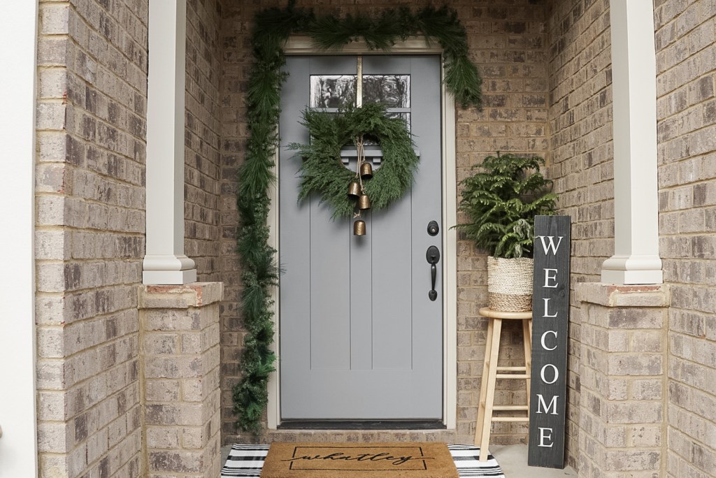 A SIMPLE GUIDE TO DECORATING A SMALL PORCH FOR CHRISTMAS ON A&nbsp;BUDGET