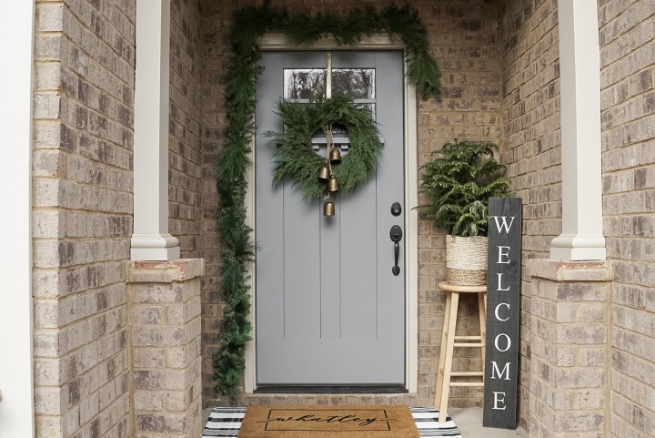 A SIMPLE GUIDE TO DECORATING A SMALL PORCH FOR CHRISTMAS ON A&nbsp;BUDGET