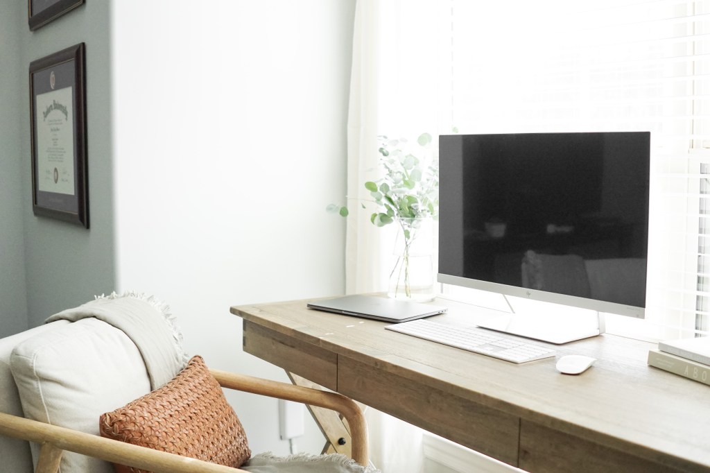 HOW TO GET THE IMAC LOOK AND FEEL WITHOUT THE PRICE TAG, AND WITHOUT SACRIFICING THE CONVENIENCE OF YOUR&nbsp;LAPTOP