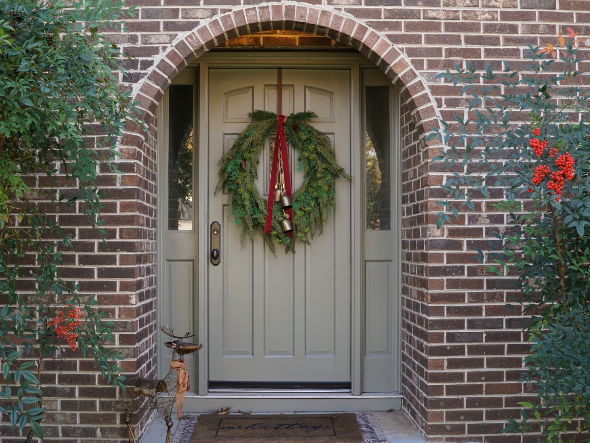 EXTERIOR DOOR REFRESH: TRANSFORM YOUR ENTRY WITH A FRESH COAT OF PAINT AND NEW DOOR&nbsp;HARDWARE