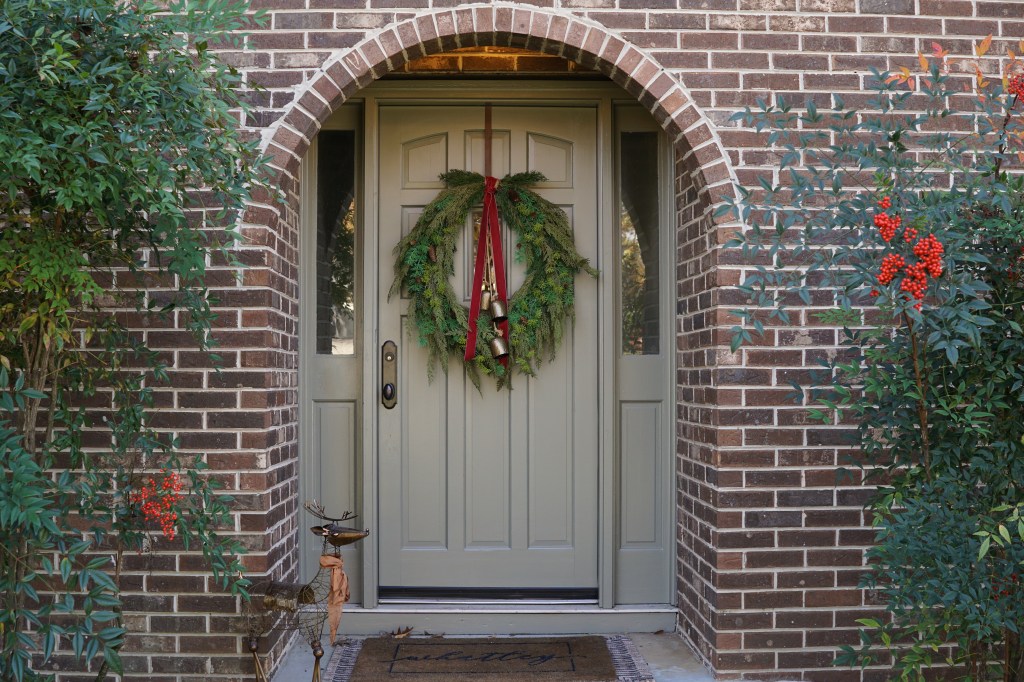 EXTERIOR DOOR REFRESH: TRANSFORM YOUR ENTRY WITH A FRESH COAT OF PAINT AND NEW DOOR&nbsp;HARDWARE